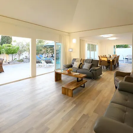 Luxury Puerto Del Carmen Villa 5 Bedrooms Villa Kalina Pool Table Newly Refurbished *