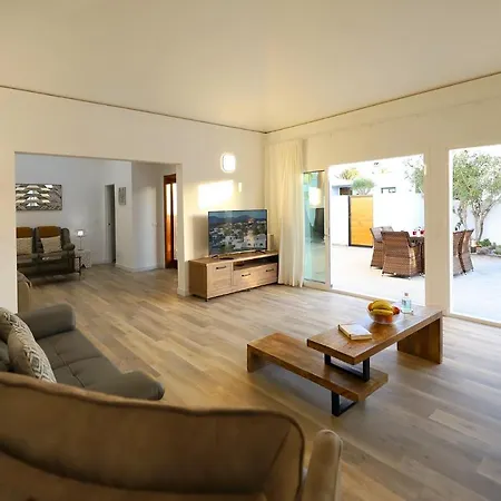 Luxury Puerto Del Carmen Villa 5 Bedrooms Villa Kalina Pool Table Newly Refurbished Villa *