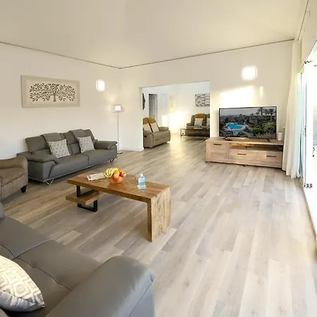 Luxury Puerto Del Carmen Villa 5 Bedrooms Villa Kalina Pool Table Newly Refurbished بويرتو ذيل كارمين