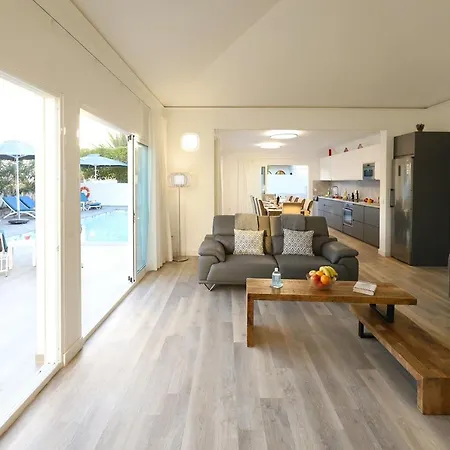 Luxury Puerto Del Carmen Villa 5 Bedrooms Villa Kalina Pool Table Newly Refurbished Villa Puerto del Carmen