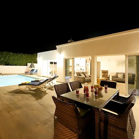 Vila Luxury Puerto Del Carmen Villa 5 Bedrooms Villa Kalina Pool Table Newly Refurbished